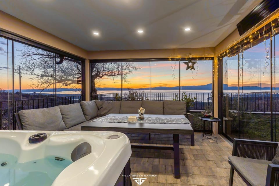 Patio, Natural landscape, Hot Tub