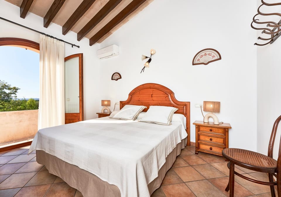 Quiet Villa in Buger with amazing pool, paddle court and nice garden Villa in Pla de Mallorca