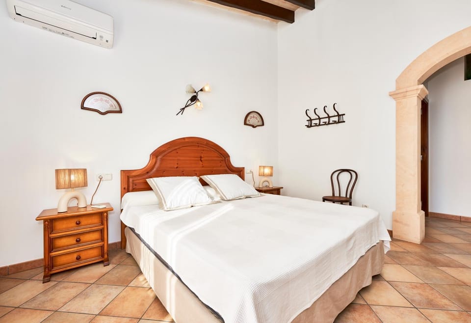 Quiet Villa in Buger with amazing pool, paddle court and nice garden Villa in Pla de Mallorca