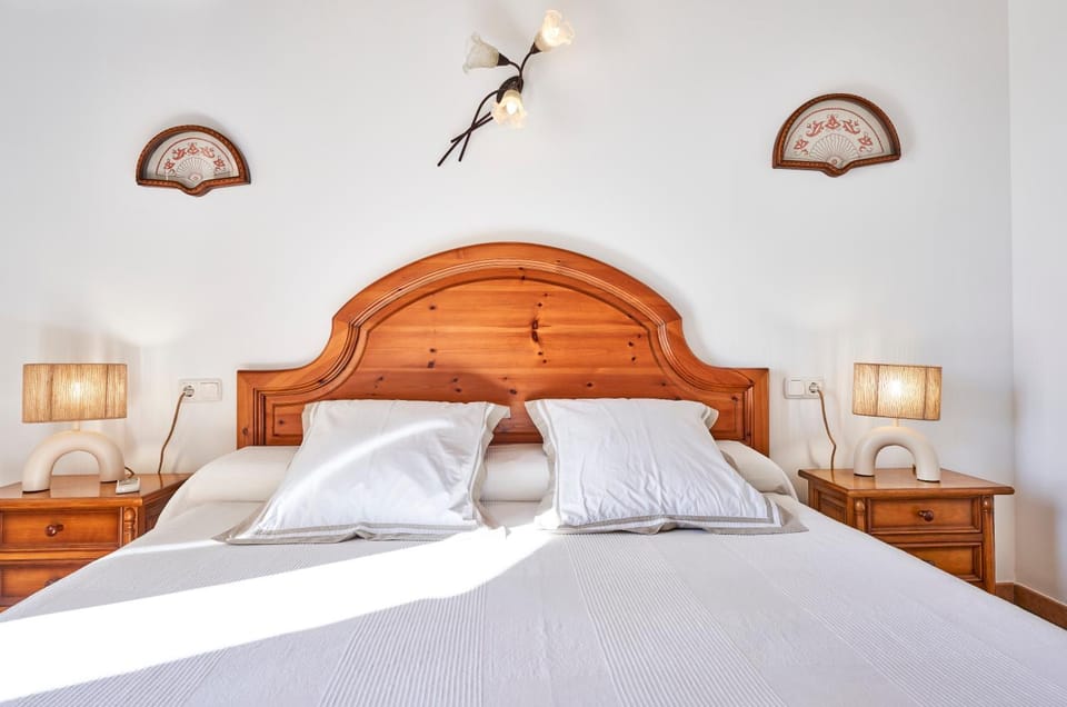 Quiet Villa in Buger with amazing pool, paddle court and nice garden Villa in Pla de Mallorca