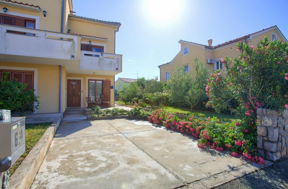 Property building, Spring, Day, Garden, Garden view