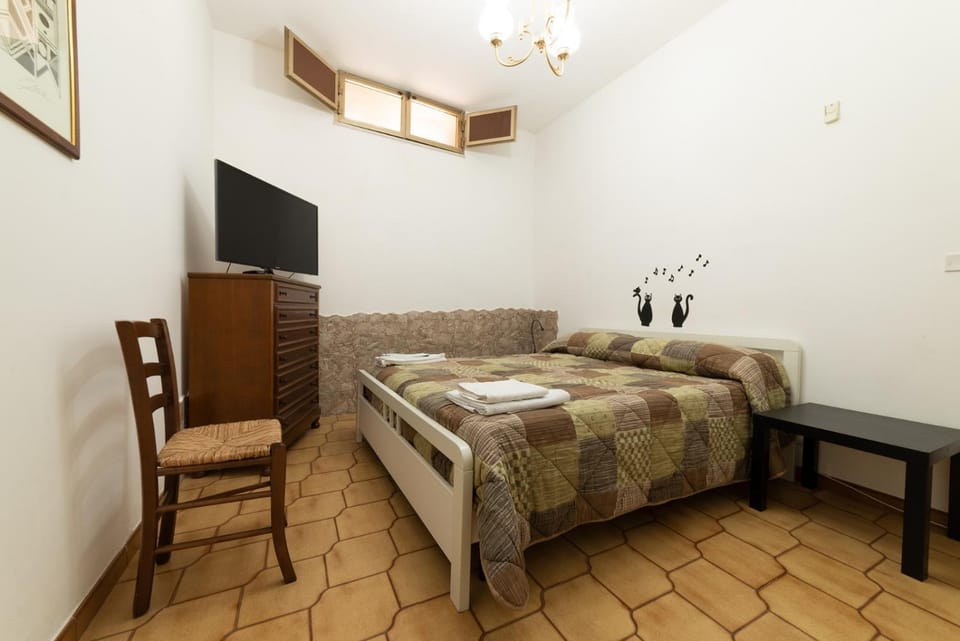 TV and multimedia, Photo of the whole room, Bedroom