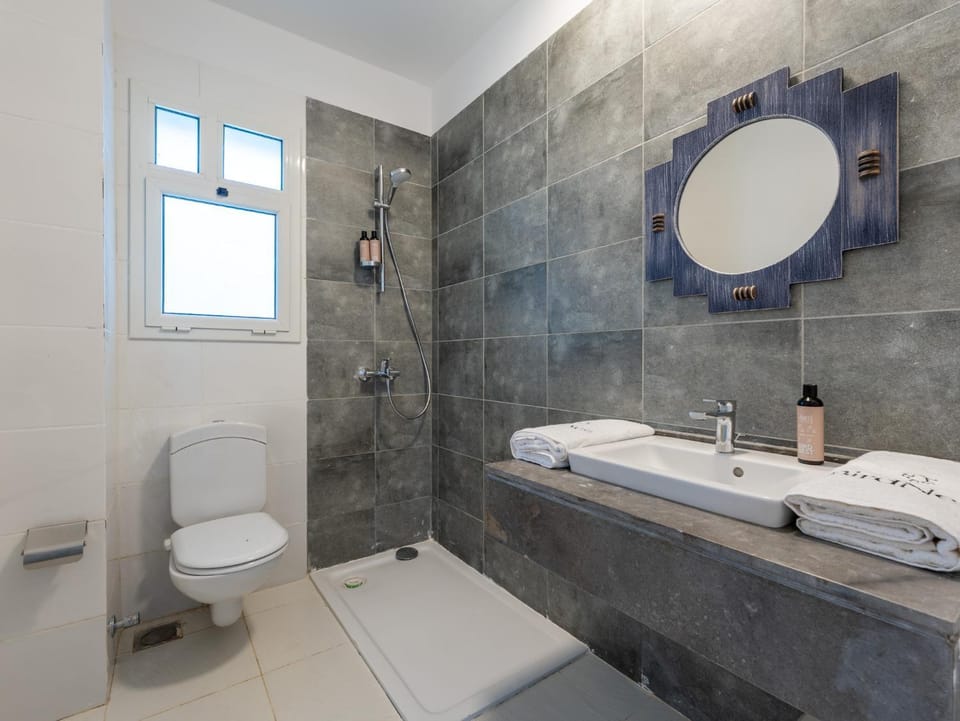 Shower, Toilet, Bathroom, towels