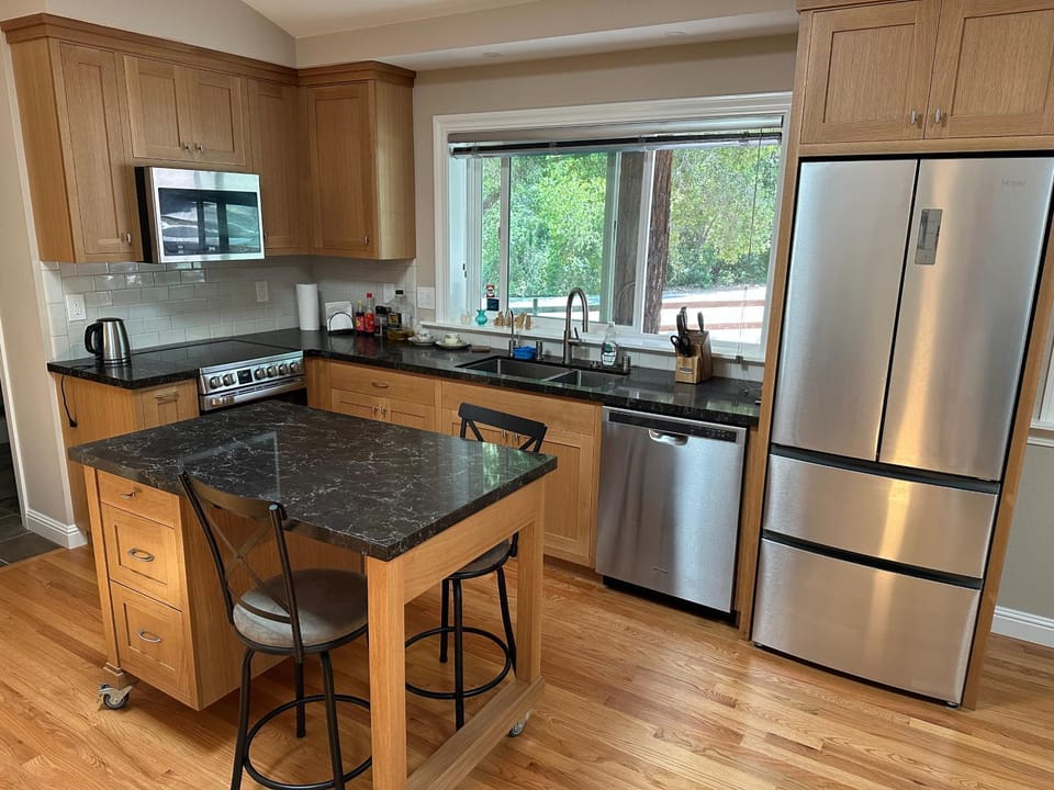 Kitchen or kitchenette, Dining area, dishwasher, pet friendly, stove