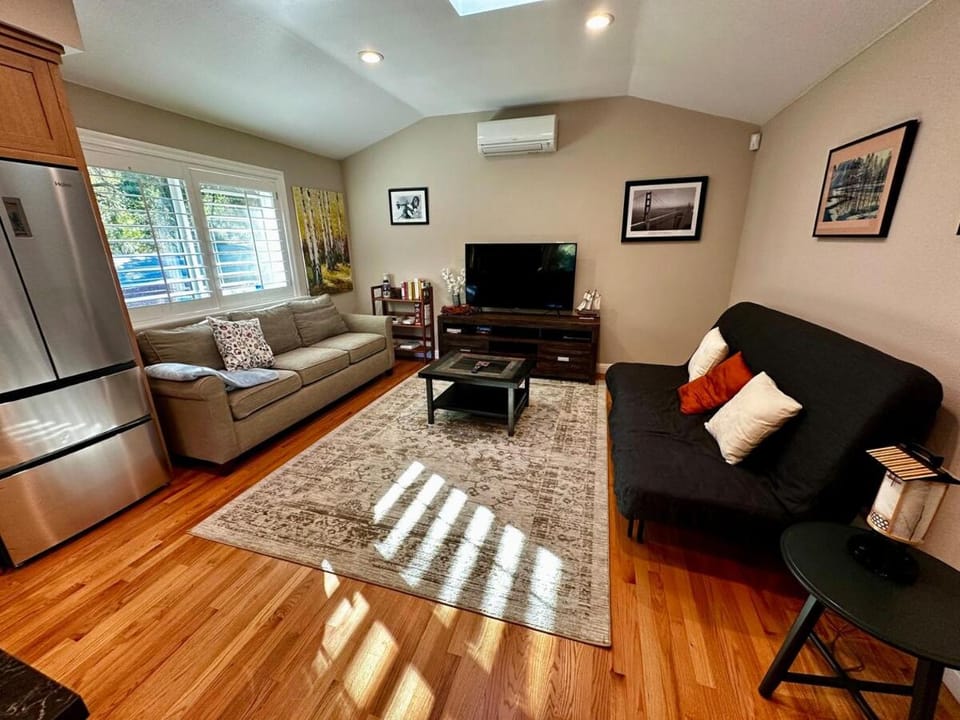 Communal lounge/ TV room, Living room, Seating area, Evening entertainment, air conditioner