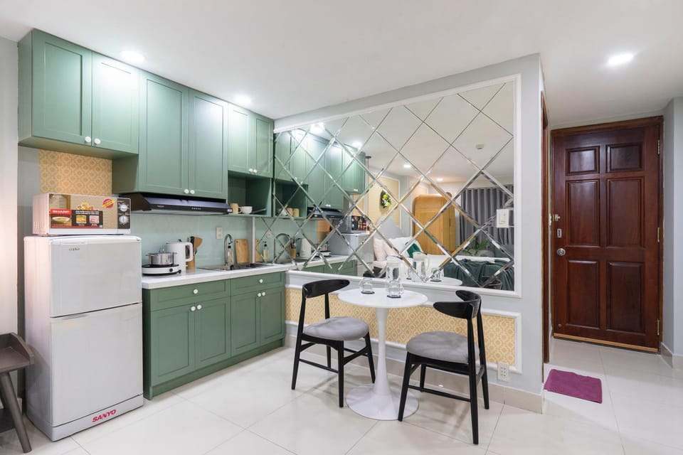 Kitchen or kitchenette, Dining area, minibar, stove
