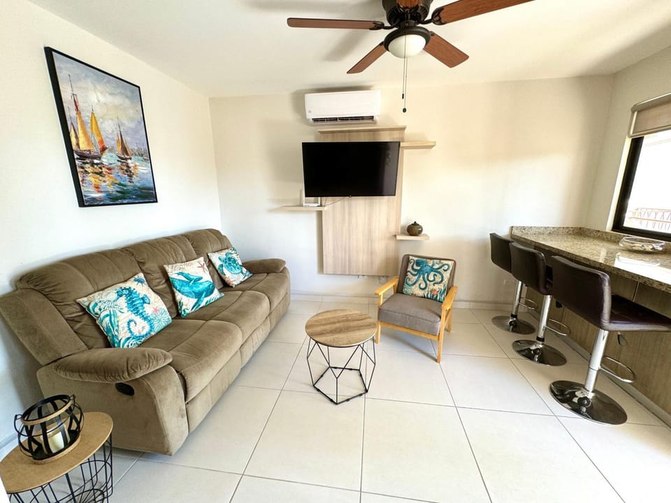 Parakeet Paradise 2nd floor Condo with Rooftop House in Coco