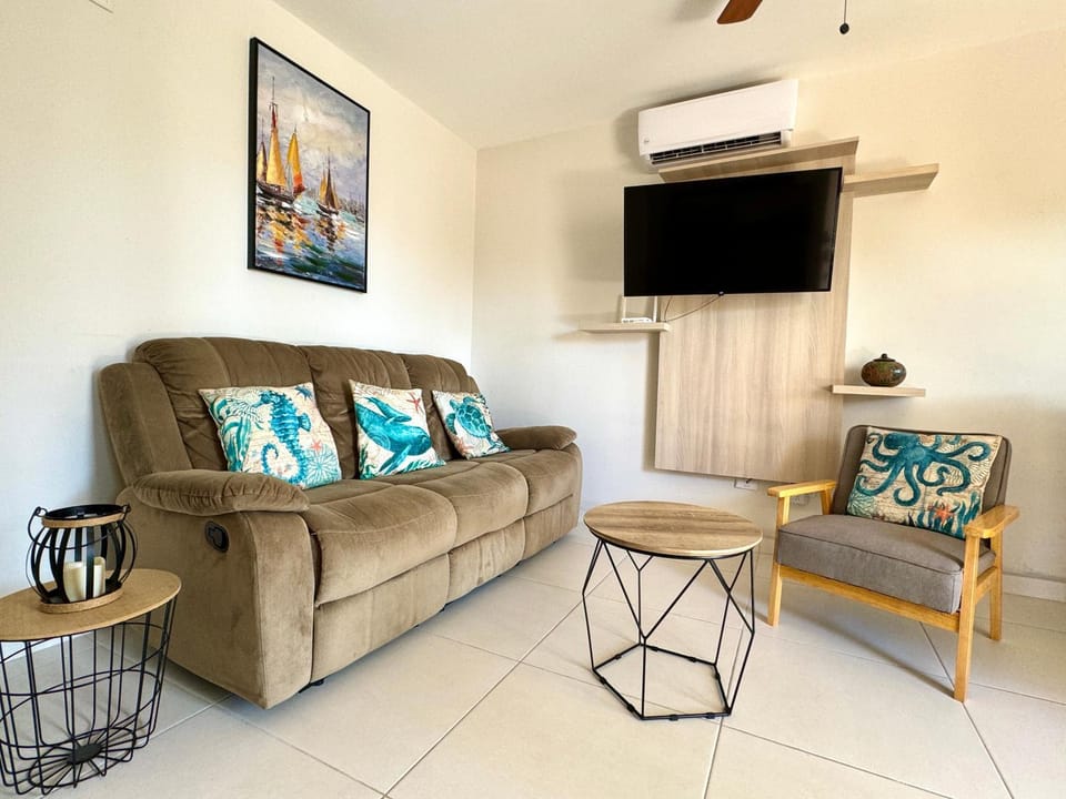 Parakeet Paradise 2nd floor Condo with Rooftop House in Coco