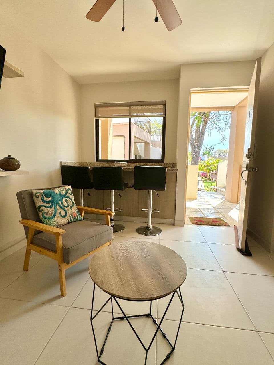 Parakeet Paradise 2nd floor Condo with Rooftop House in Coco