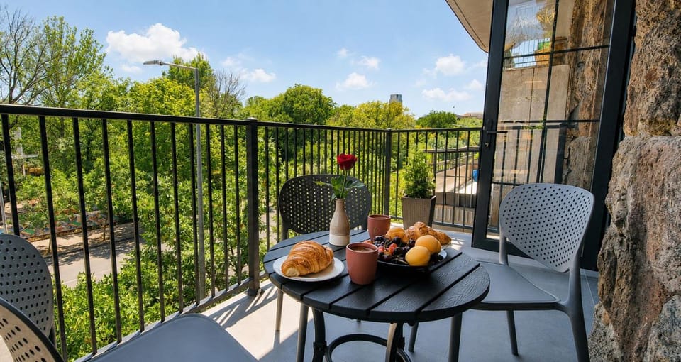 Patio, Day, Garden, View (from property/room), Balcony/Terrace, Balcony/Terrace, Living room, Food and drinks, Seating area, Dining area, Food, City view, City view, Garden view, Garden view, Landmark view, Landmark view, Breakfast, Breakfast, Continental breakfast, Lunch, Dinner