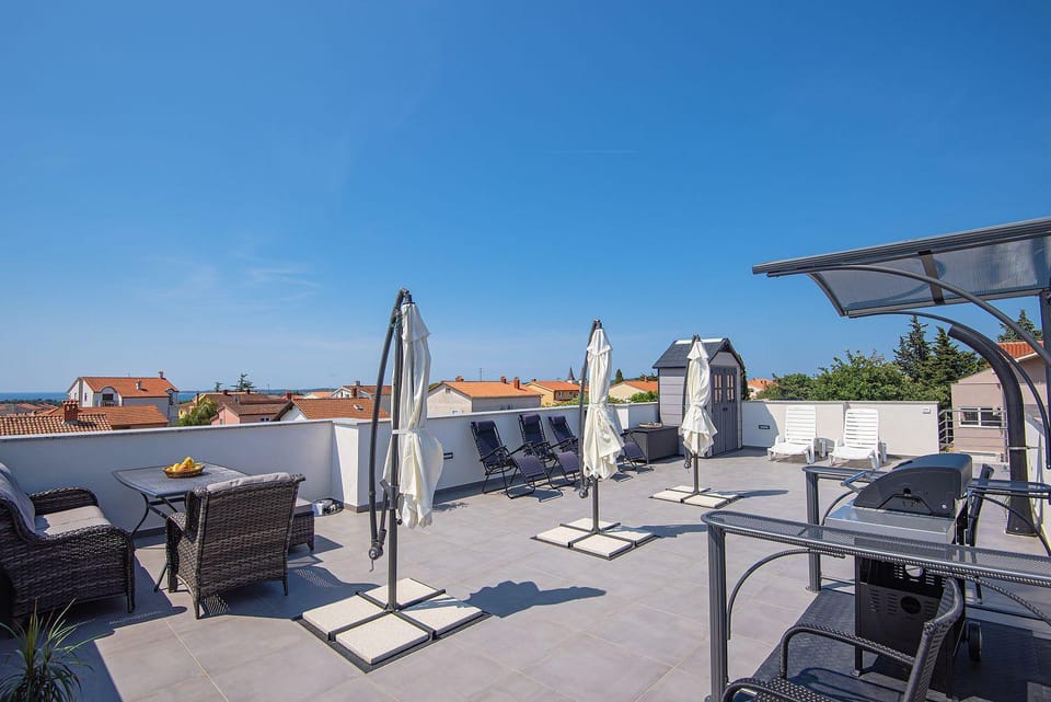 Große Dachterrasse mit Meerblick Apartment in Medulin