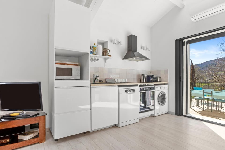 Kitchen or kitchenette, Living room