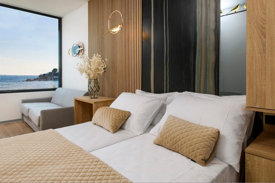 Shower, Bed, Decorative detail, Seating area, Bedroom, Sea view, safe, air conditioner