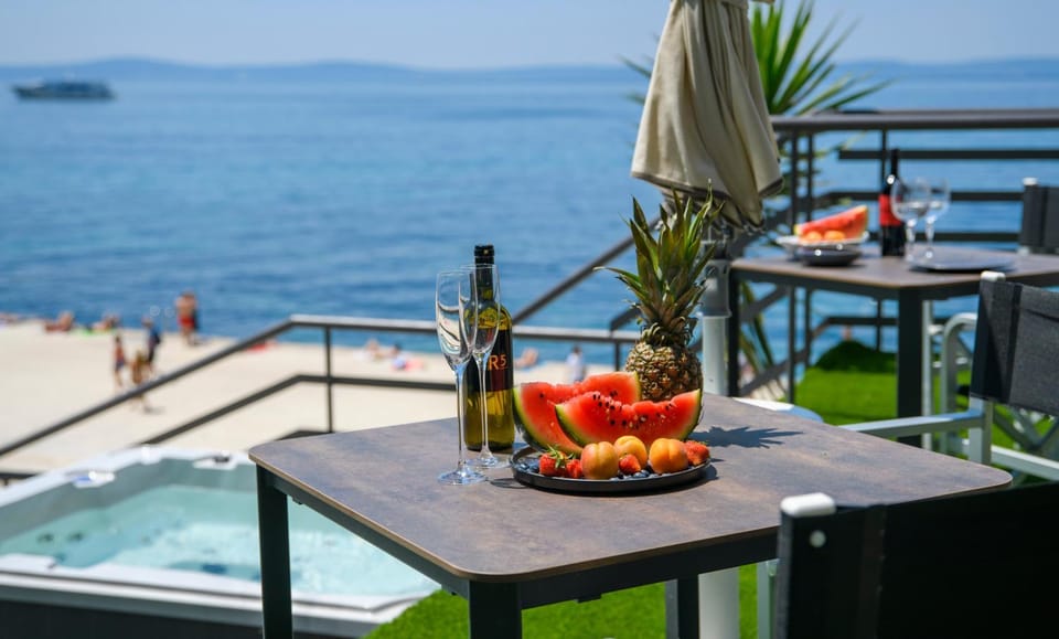 Property building, Patio, Summer, Garden, Garden, Hot Tub, Beach, Bath, sunbed