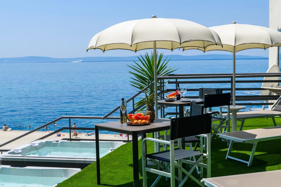 Property building, Patio, Hot Tub, Balcony/Terrace, Sea view, Location