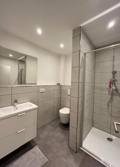 Shower, Toilet, Bathroom, towels