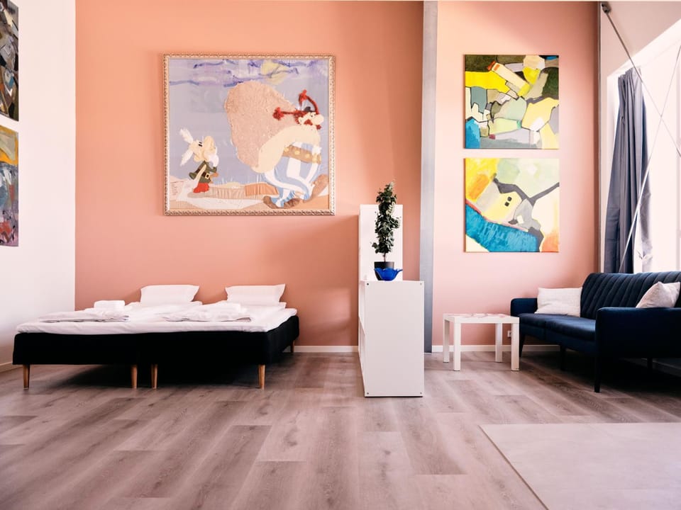 Bed, Living room, Decorative detail, Seating area, Bedroom