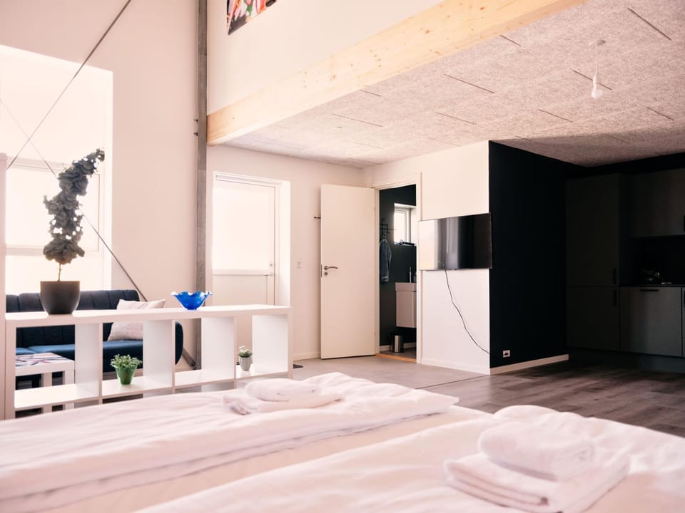 Bed, TV and multimedia, Bedroom, towels