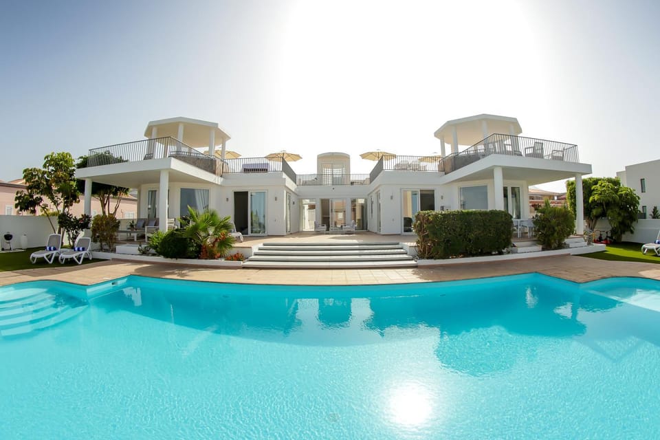 Property building, Day, Pool view, Swimming pool