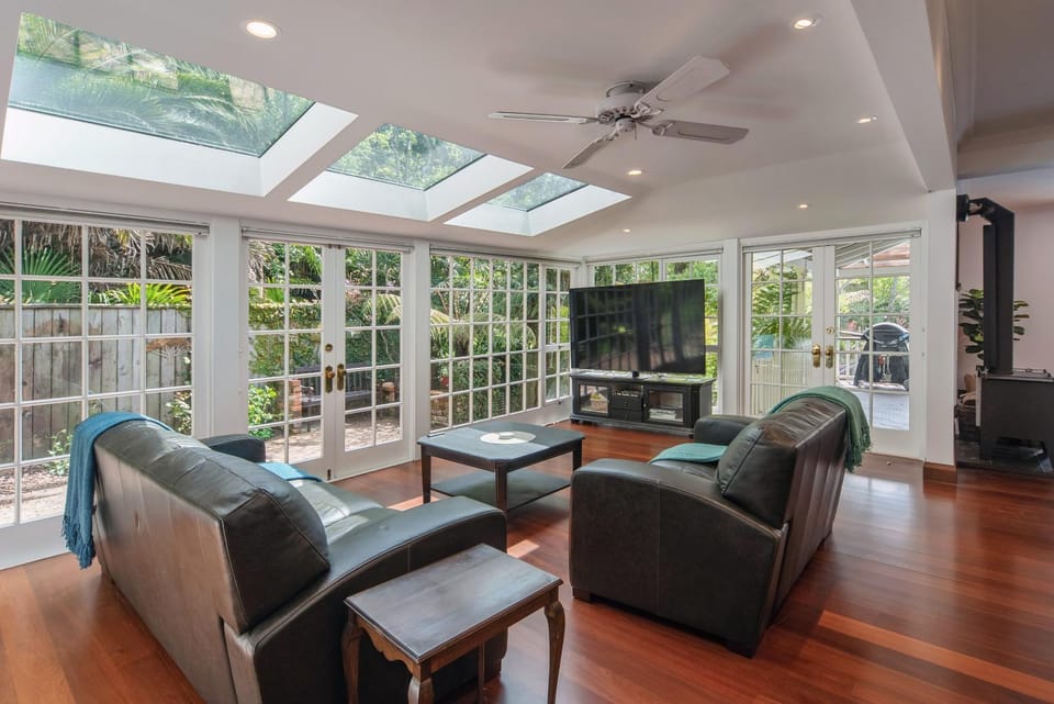 TV and multimedia, Living room, Seating area, Evening entertainment, fireplace