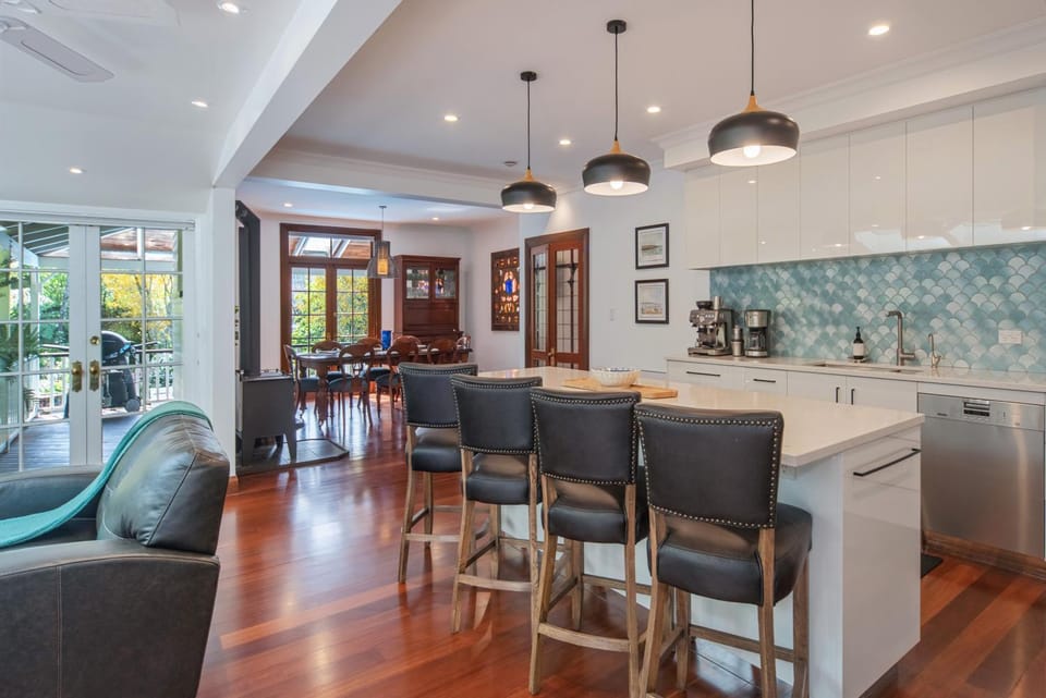 Kitchen or kitchenette, Seating area, Dining area