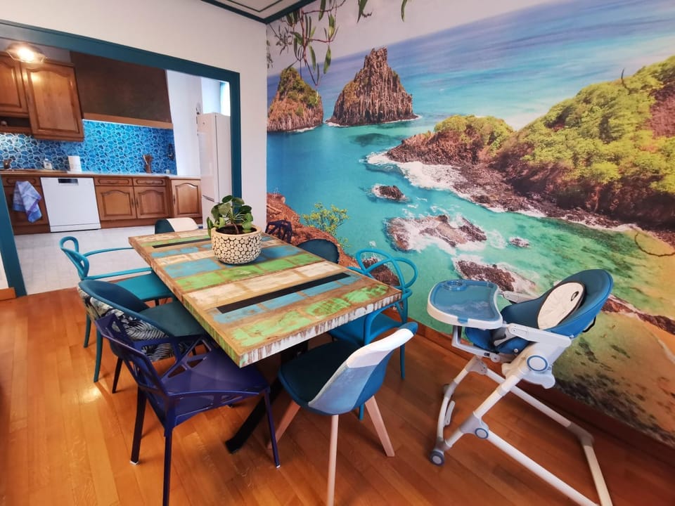 Seating area, Dining area, young children