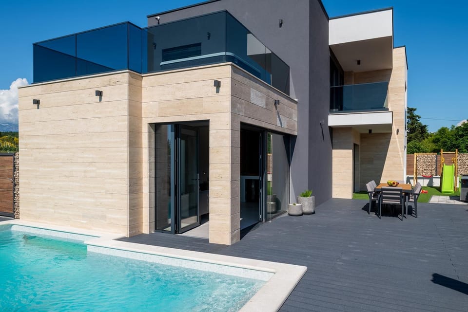 Property building, Patio, Day, Pool view, Swimming pool, sunbed