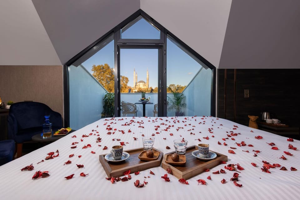 Coffee/tea facilities, Bedroom, Landmark view, Landmark view, Continental breakfast