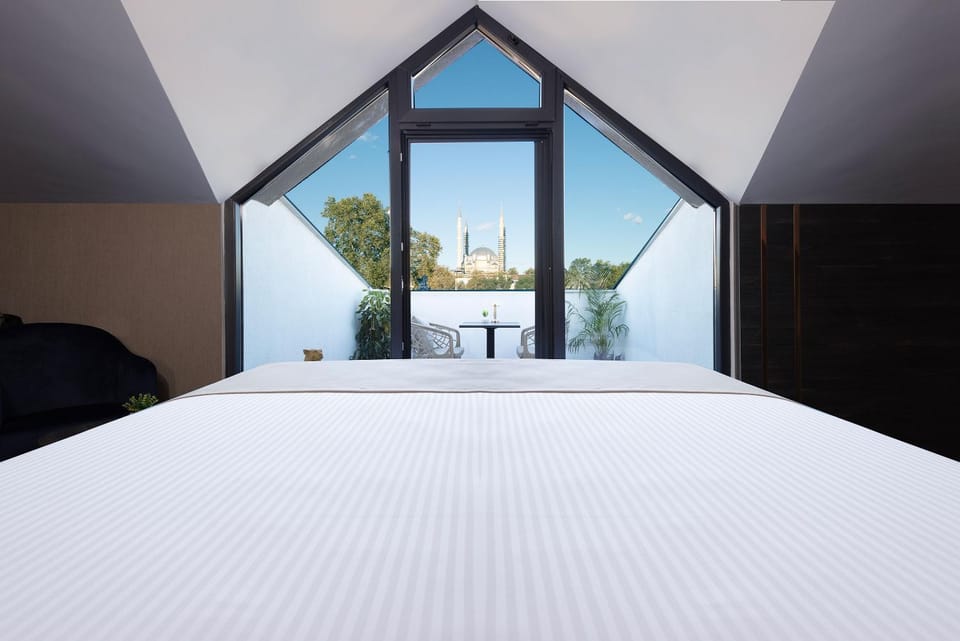 Balcony/Terrace, Bedroom, Landmark view