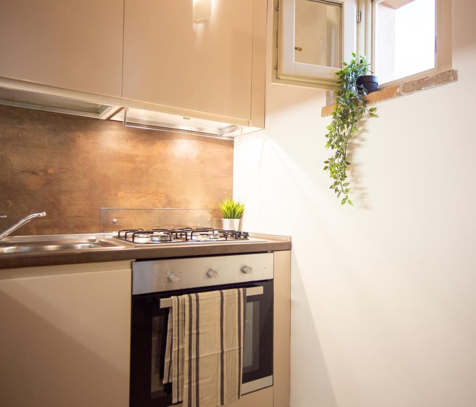 Kitchen or kitchenette, pet friendly, stove