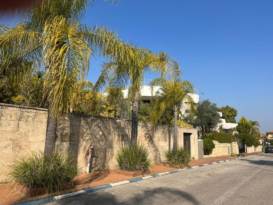 Luxury peaceful, free parking with security room Mamad Apartment in Center District