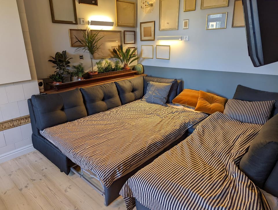Bed, Living room