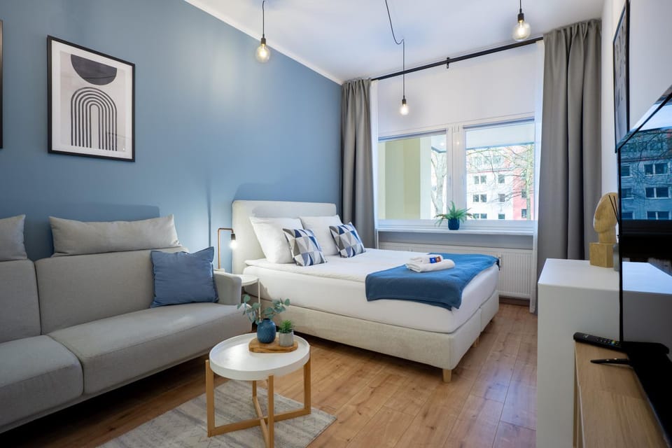 Bed, TV and multimedia, Living room, Photo of the whole room, Seating area, Bedroom