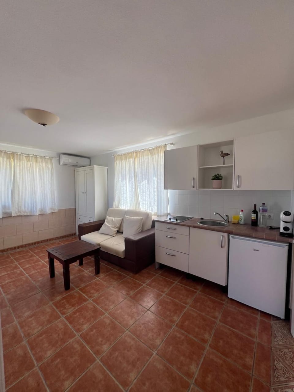 Kitchen or kitchenette, Living room, minibar, stove