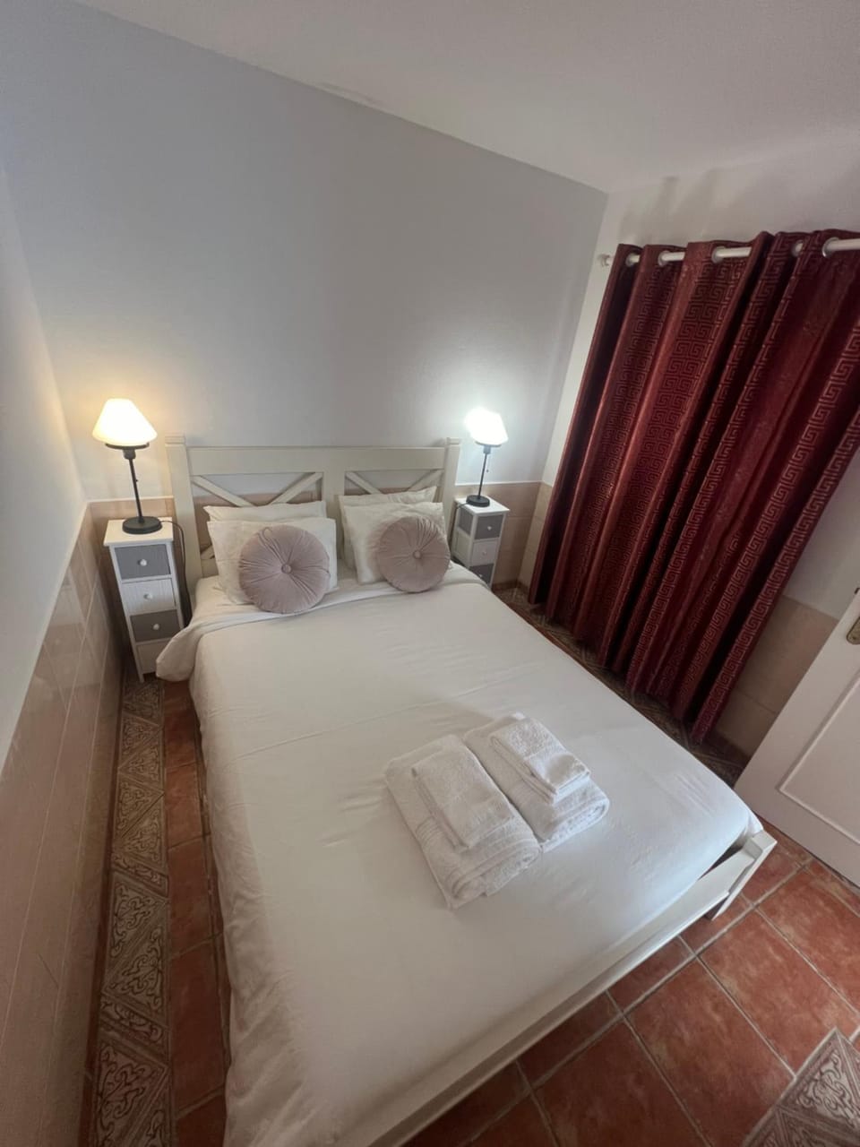 Bed, Photo of the whole room, Bedroom, towels