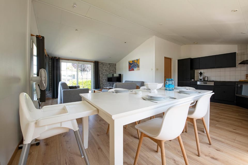 Kitchen or kitchenette, Dining area, minibar, pet friendly, stove