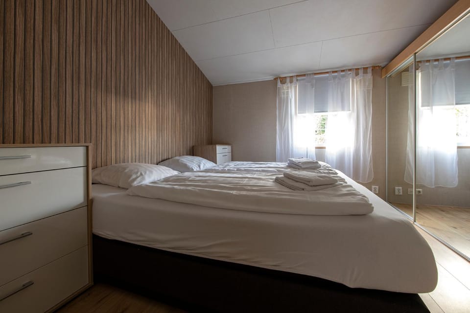 Bed, Photo of the whole room, Bedroom, towels