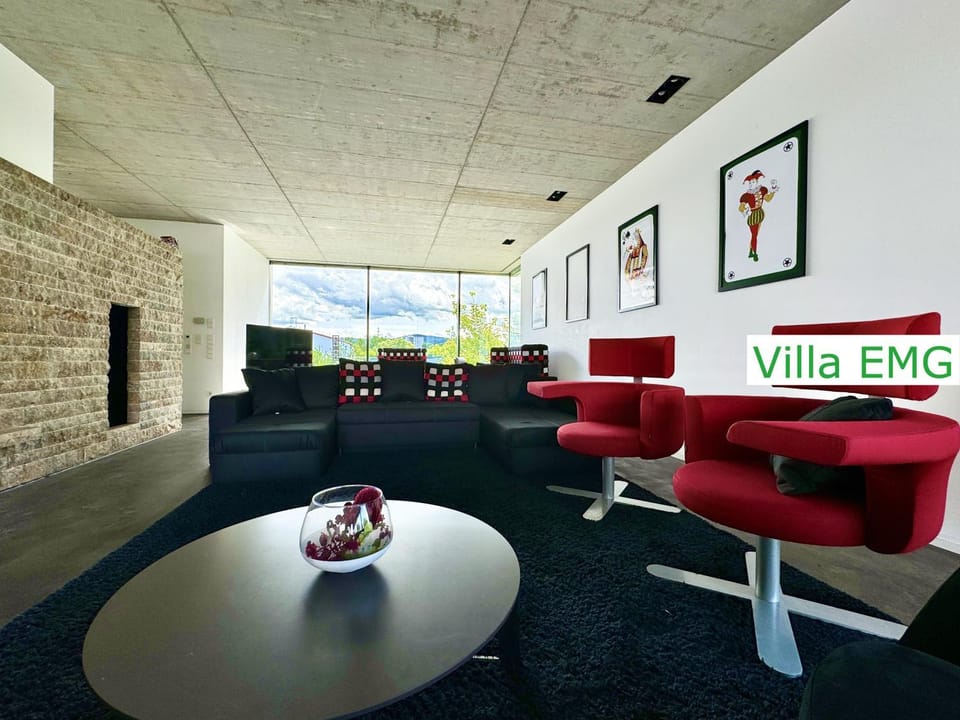 TV and multimedia, Living room, Decorative detail, Seating area, fireplace