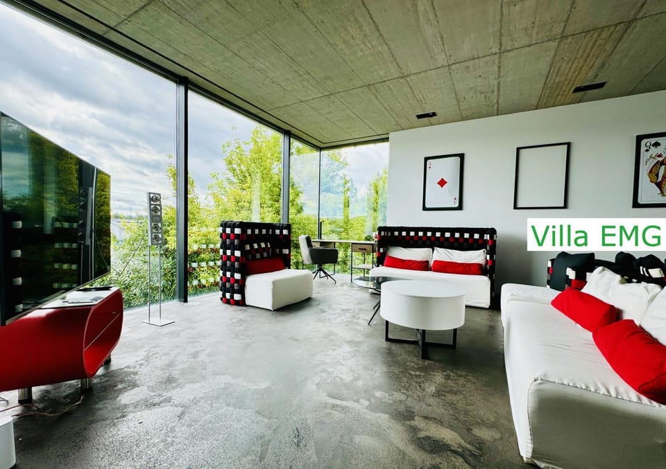 TV and multimedia, Living room, Decorative detail, Seating area, Evening entertainment