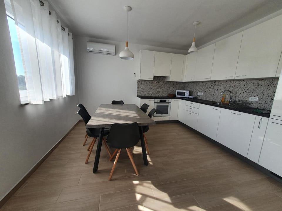Kitchen or kitchenette, Dining area, minibar, pet friendly, stove, air conditioner