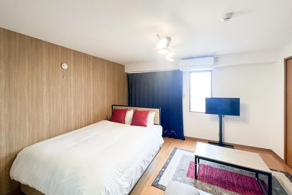 Bed, TV and multimedia, Bedroom