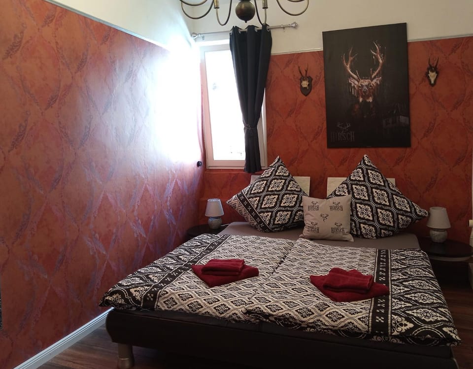Bed, Bedroom, towels