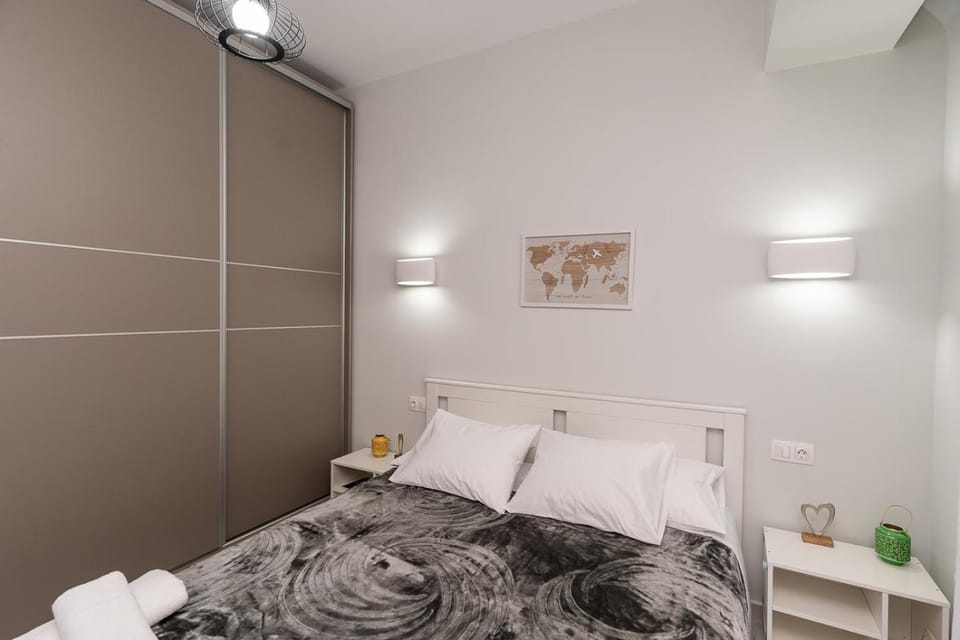 Bed, Bedroom, towels, wardrobe