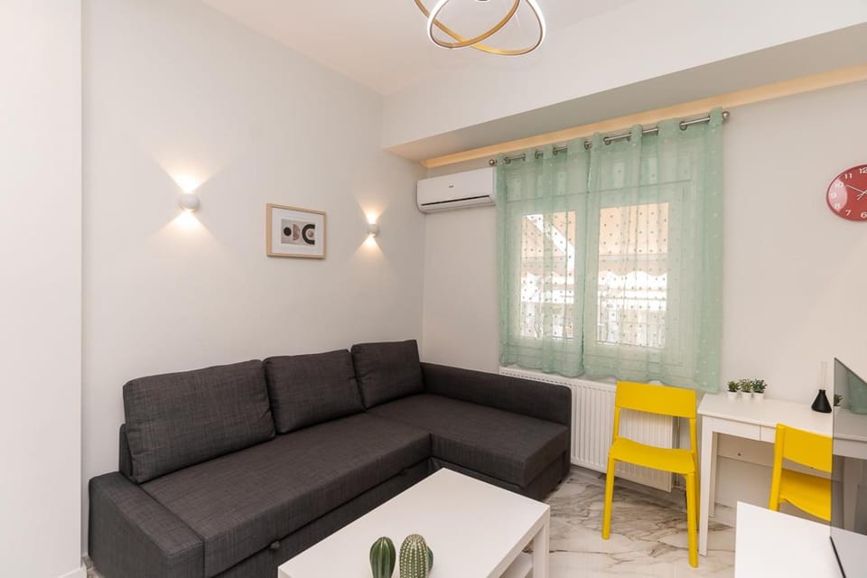 Living room, Seating area, Dining area, air conditioner