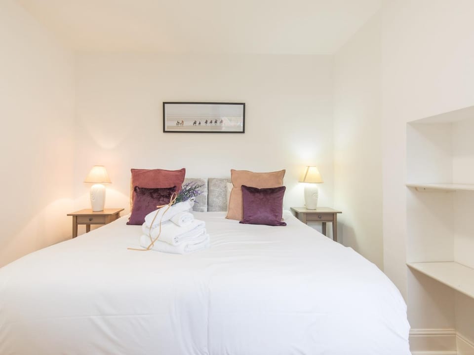 Bed, Other, Photo of the whole room, Bedroom, towels