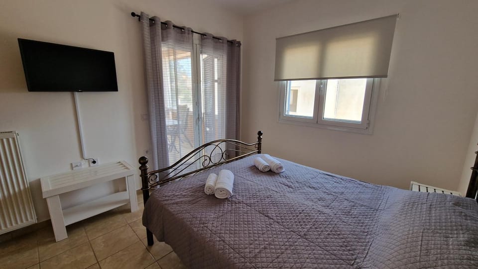 Bed, TV and multimedia, Photo of the whole room, Bedroom