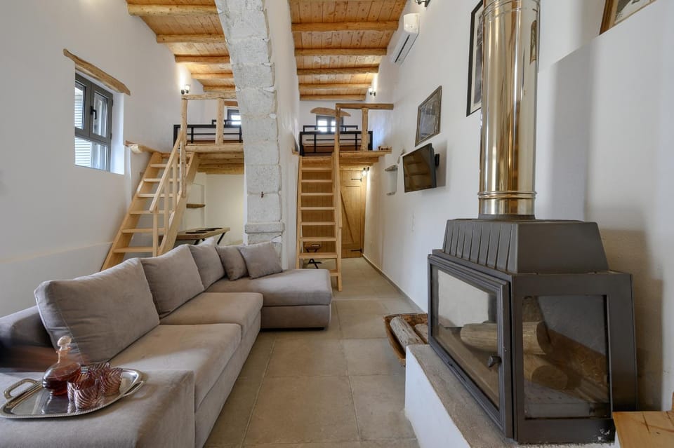 Communal lounge/ TV room, Living room, Seating area, Bedroom
