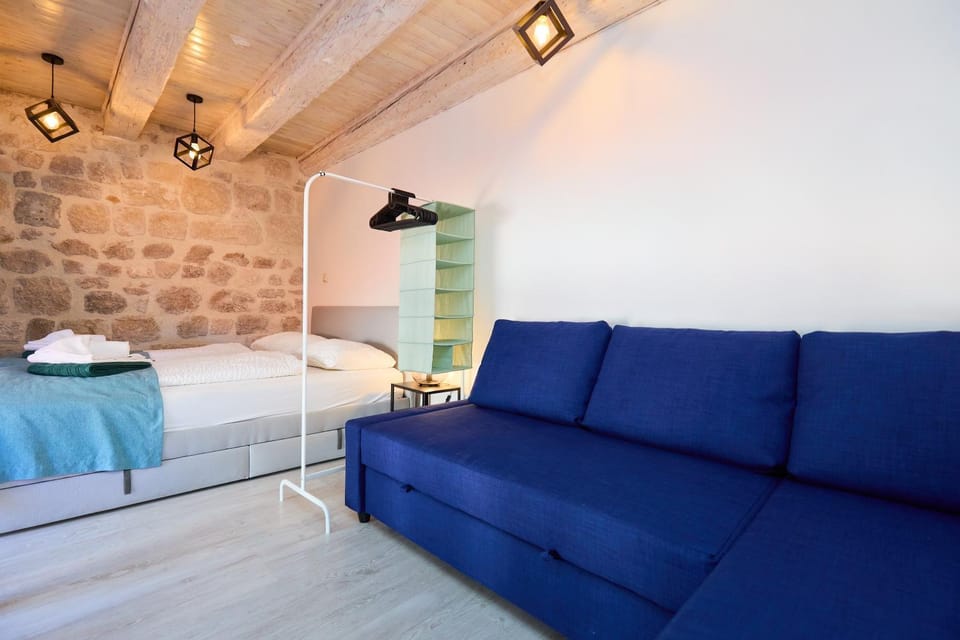 Bed, Seating area