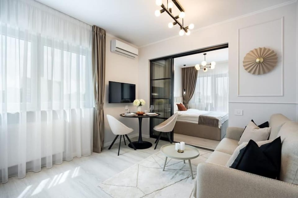 Charming Central Apartment - Netflix + Balcony Apartment in Bucharest