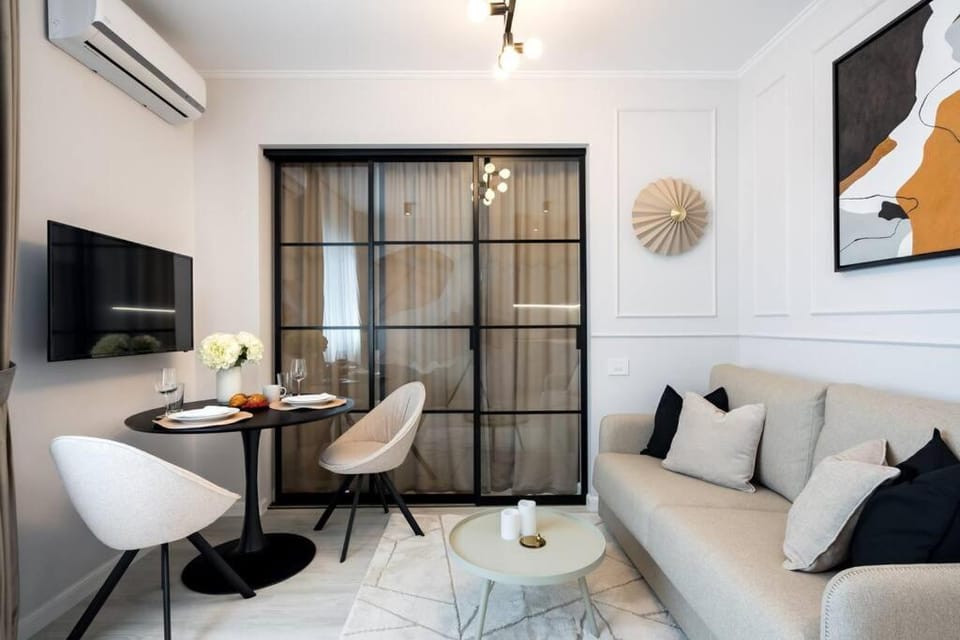 Charming Central Apartment - Netflix + Balcony Apartment in Bucharest